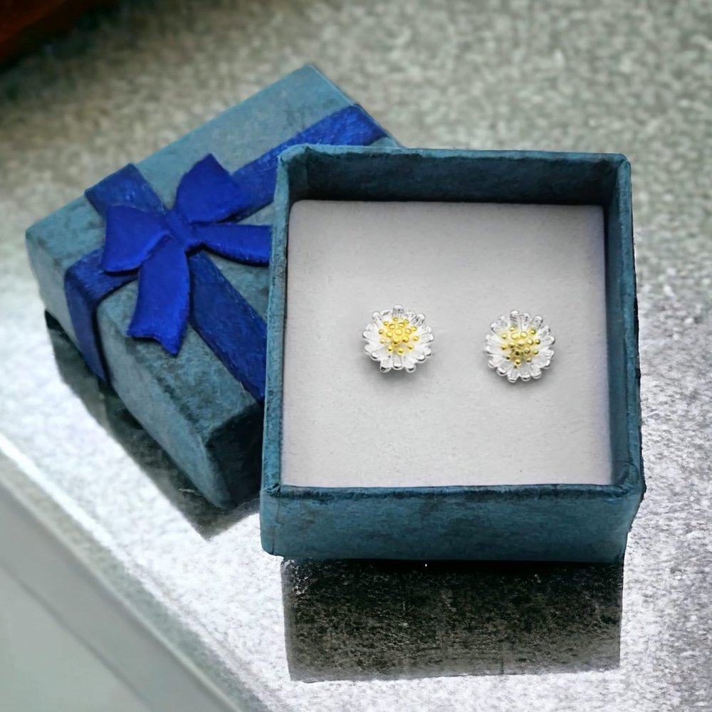 ๐๏ธ Solid S925 Sterling Silver Daisy Delights Stud Earrings - Picture 6 of 7